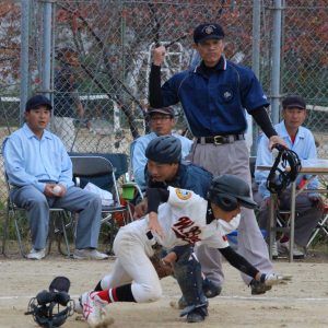 五回、大宮ホワイトベアーズは二塁走者が一気にホームを狙ったが、惜しくもアウト！