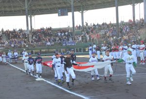 元気に行進する選手