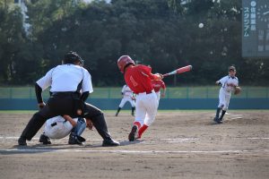 ナイスバッティング! 熱戦を繰り広げる選手