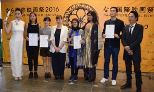 「なら国際映画祭」の各部門の受賞者と河瀬直美さん(左端)、審査委員長の三上博史さん(右端)=奈良市