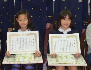 感謝状を手に笑顔をみせる和田結愛さん(右)と和田紗來さん