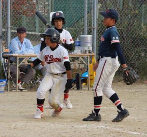 得点を挙げ、ベンチでハイタッチする大宮ホワイトベアーズの選手