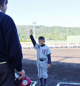 熱のこもった選手宣誓をする平和レッドスワローズの田村琉樹主将