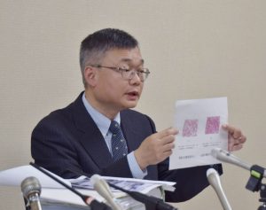 記者会見で男性医師の死因について説明する岩手医大の出羽厚二教授