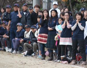 最終回の七回、祈るように試合を見つめていた奈良チャレンジャーズの選手の保護者