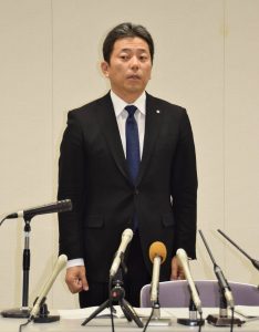 会見で事件について説明する森章浩・田原本町長＝田原本町役場