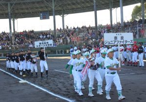 前回優勝の奈良ジュニアファイターズの行進