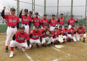 優勝を決め、ガッツポースをみせる奈良マスターズの選手