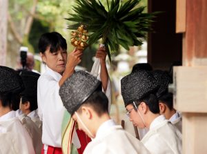 笹から湯が注がれ清められる神職