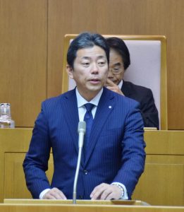 町議会の冒頭で「愛和会」事件について述べる森章浩町長