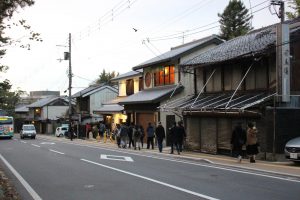 規制緩和の対象となる東大寺周辺は観光客も多いが空き家も散見される