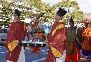 私の代役で「春日若宮おん祭」に奉仕者として参加した同僚の神田啓晴記者（左）