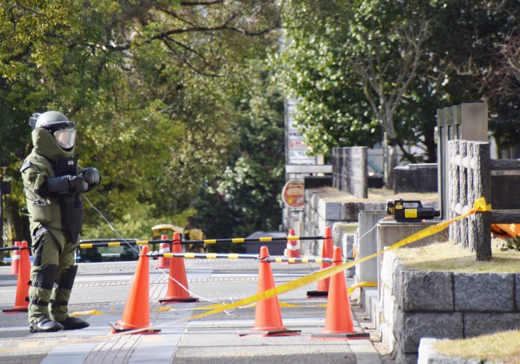 不審物の中をＸ線を使って調べる捜査員