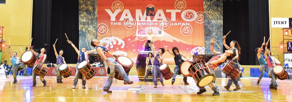 ハーフタイムにパフォーマンスを披露する和太鼓グループ「倭」