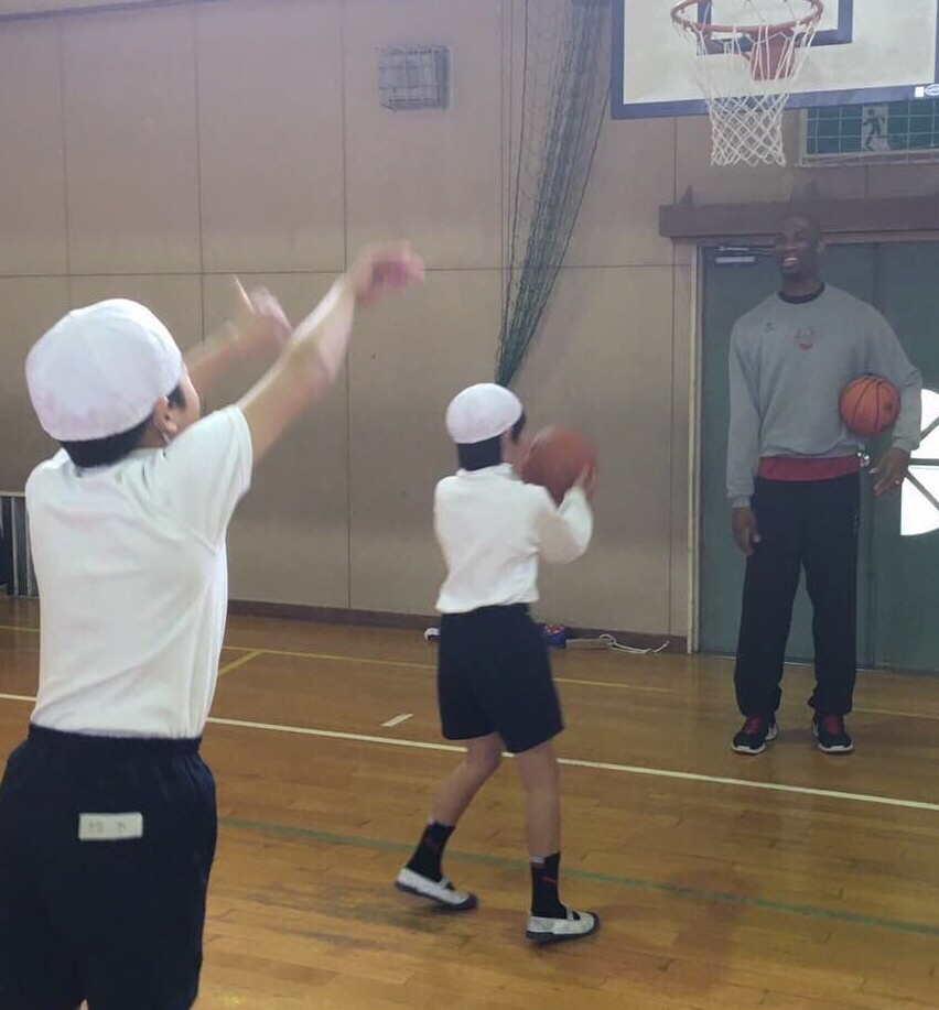 子供にシュートの指導をするボイキン選手