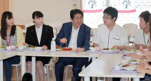 学生とランチをともしに「１８再選挙権」をＰＲする安倍首相