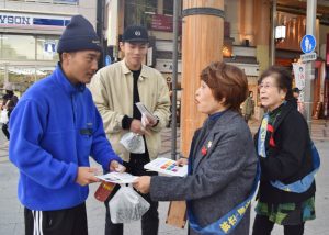 エイズの蔓延防止を図るために啓発活動をする国際ソロプチミスト奈良のメンバー(左)