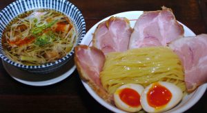 女性にも人気の「特製つけそば」。麺200㌘、レアチャーシューが「つけそば」の2倍、さらに煮卵も付いている