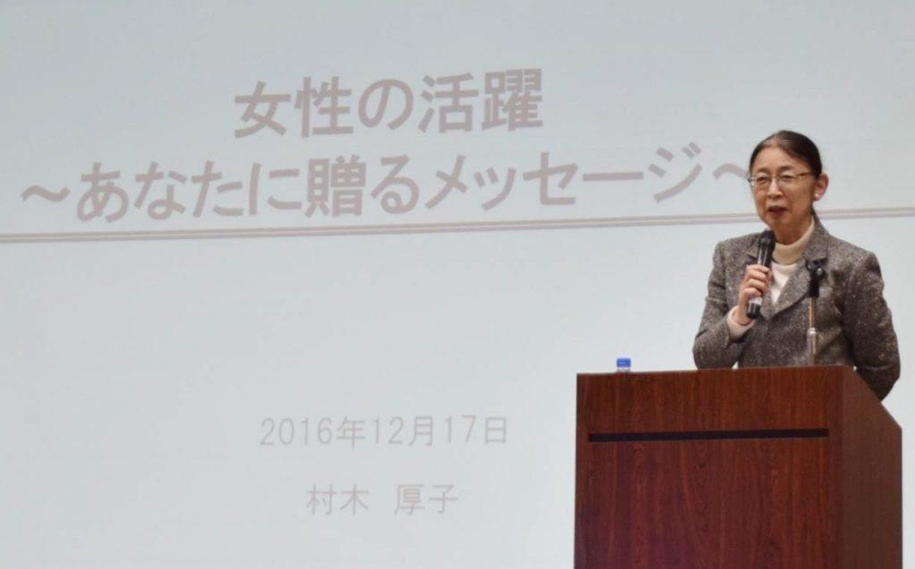 講演する村木厚子さん