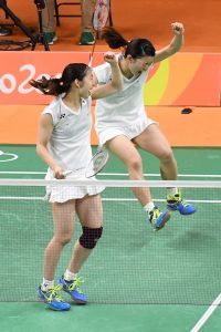決勝を制し、拳を突き上げて喜ぶ高橋礼華選手（奥）と松友美佐紀選手（甘利慈撮影）