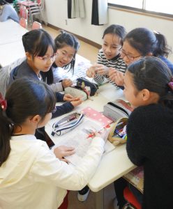 アイデアを出し合う児童