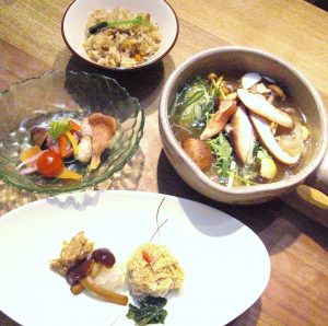 （上から時計回りに）マイタケ御飯、きのこ鍋、焼売、きのこの刺身