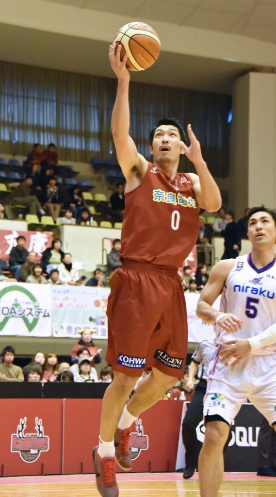 華麗なジャンプシュートを決める本多選手