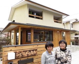 「ひとつぶのたね」を立ち上げた中野康子さん（右）と娘の弥生さん