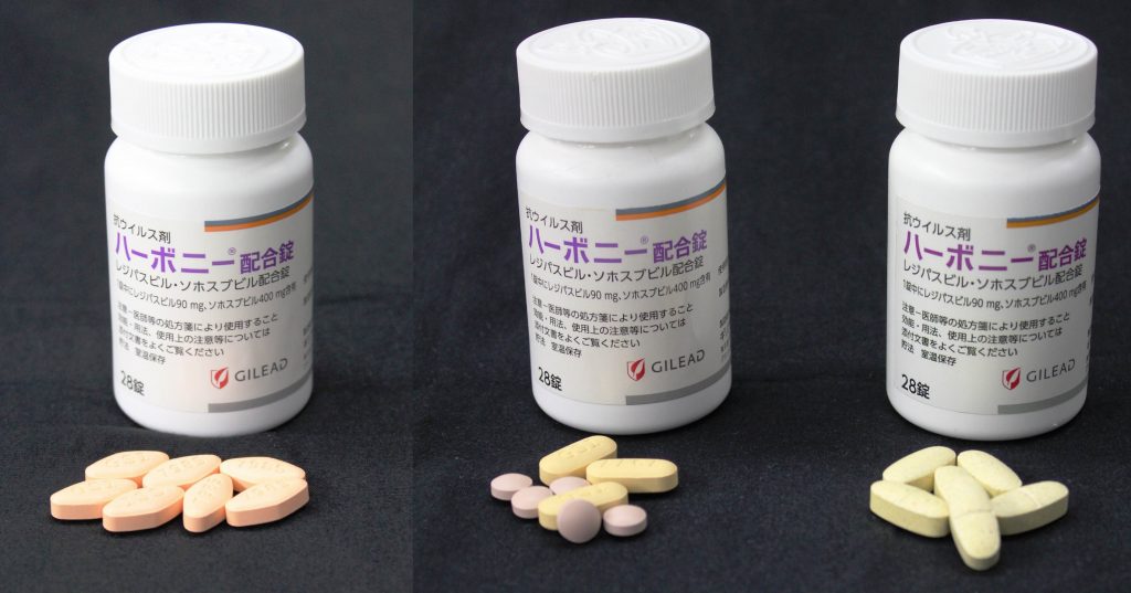 C型肝炎治療薬ハーボニー(左)と偽薬(真ん中、右)