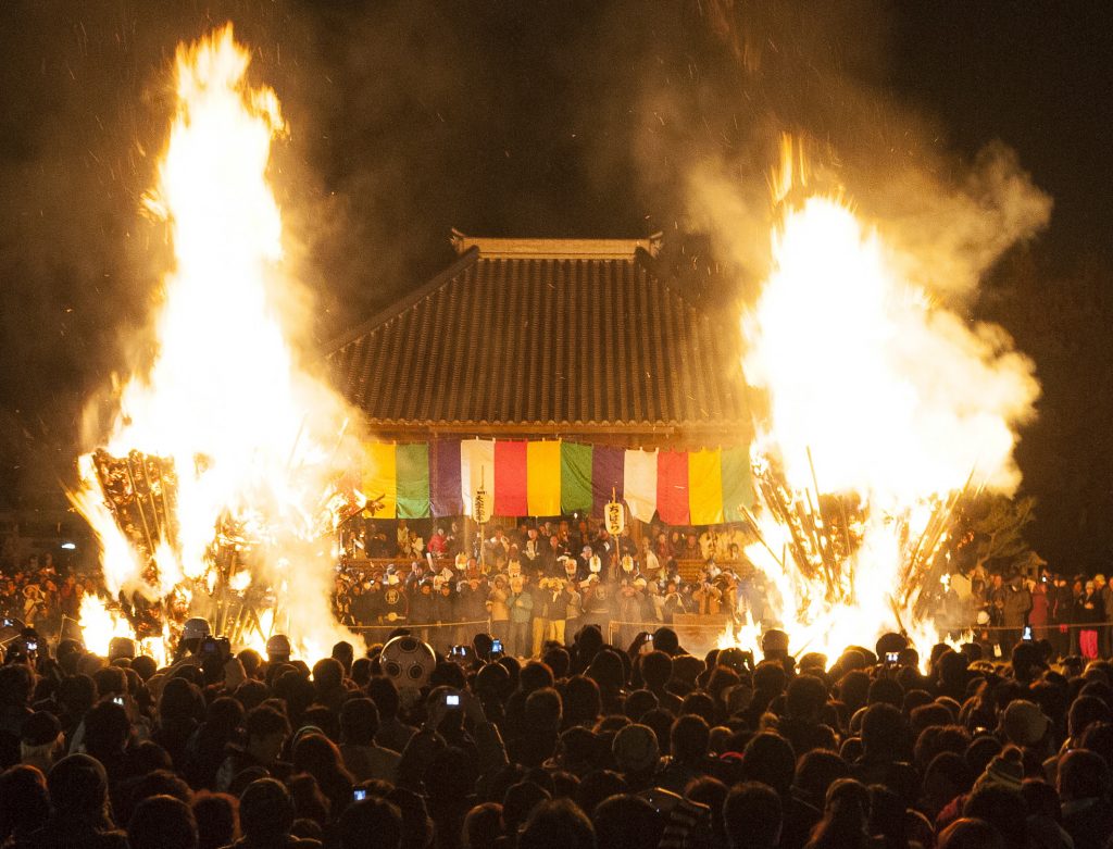 炎を上げて燃え上がる茅原のトンド（平成２４年、御所市教委提供）
