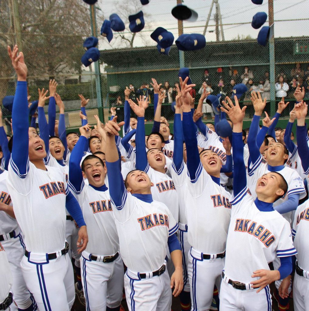 帽子を投げて喜びを爆発させる高田商の選手