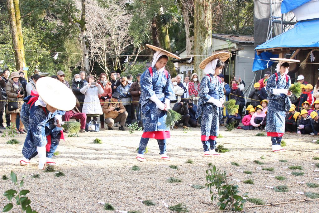 田植えを奉納する早乙女