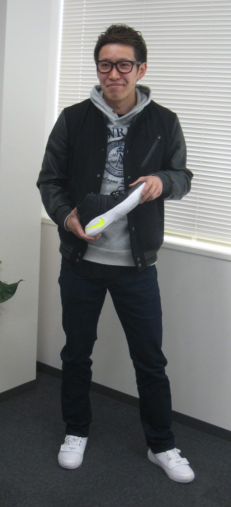 お気に入りのバッシュを手に笑顔の平尾選手