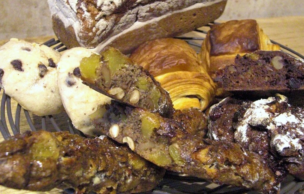 手前左から時計回りにアナナスとｃｏｆｆｅ、チョコラ、ドイツパンのロッケン・ブロート、ショコラ、ヴァレンティ