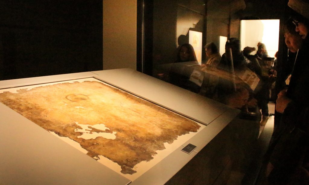 明日香村の「キトラ古墳壁画体験館　四神の館」で展示された四神の「玄武。修復後初めて一般公開された