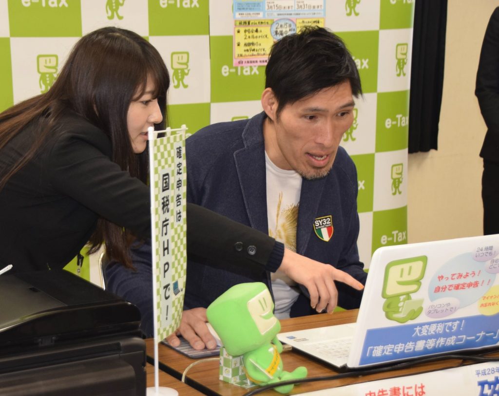 インターネットによる確定申告を体験する篠原信一さん