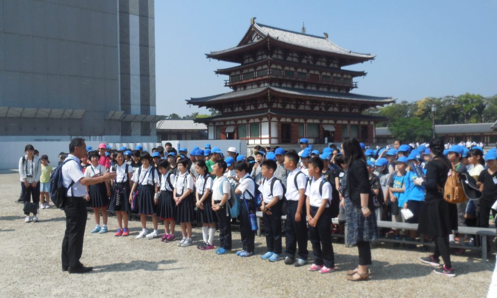 薬師寺で交流する奈良、福井の六条小児童
