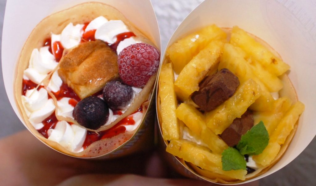 ミックスベリーチーズケーキ(左）、期間限定の生チョコパイナポー