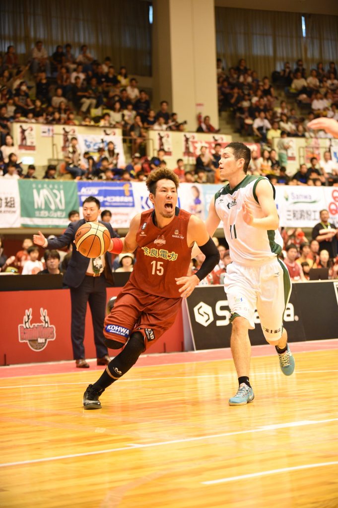 ベテランの寺下選手。背中でチームを牽引する