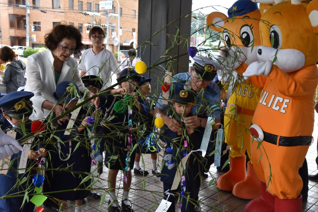「交通死亡事故ゼロ」を願う制服を着た園児の「キッズポリス」