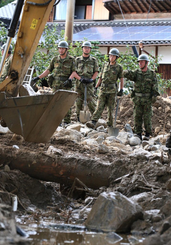 行方不明となっている男性の捜索をする自衛隊員＝１１日午後、福岡県朝倉市（志儀駒貴撮影） 