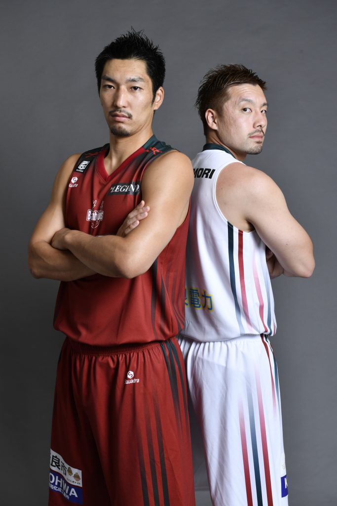 復刻版のユニホームを披露する本多純平選手（左）と小松秀平選手