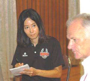 ヘッドコーチのジェリコ・パブリセビッチ氏を取材する和田真智子さん