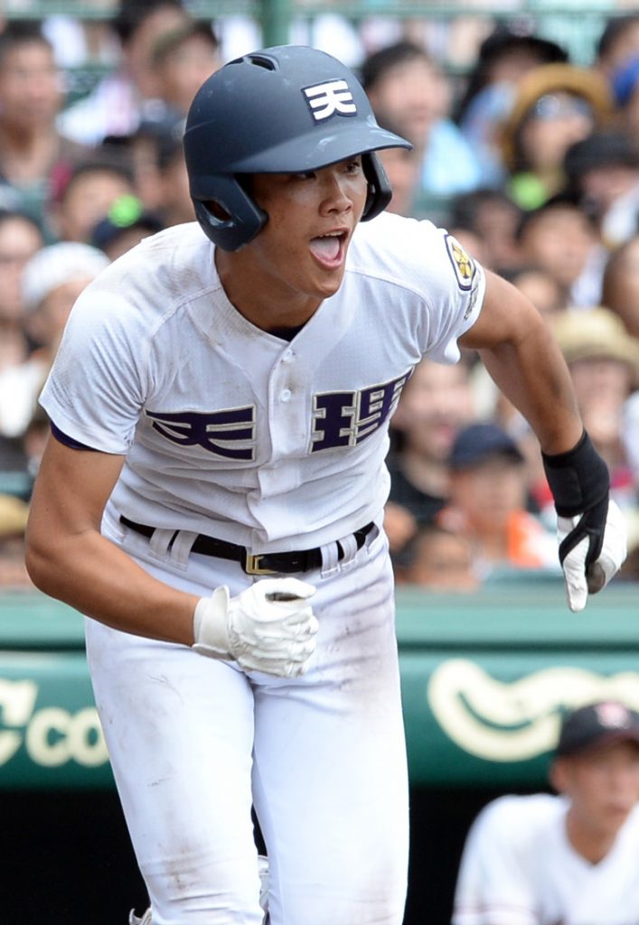 2つのホームランボールは祖父の仏前に供える