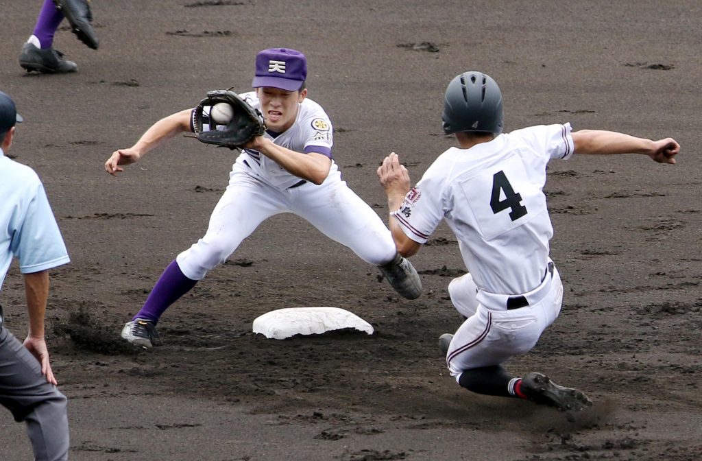 天理は三回、二塁手の山口が盗塁を狙った広陵・吉岡をアウトにする(鈴木健児撮影)