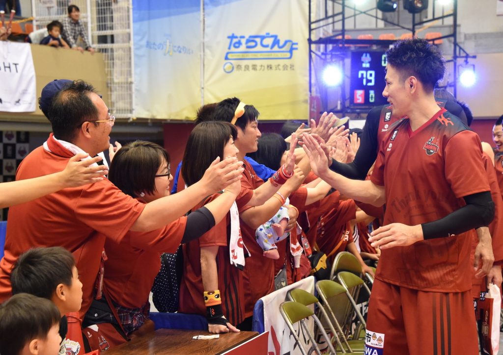 ブースターとハイタッチして勝利を喜ぶ寺下太基選手（右端）