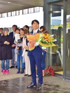 決意を述べる並河健市長