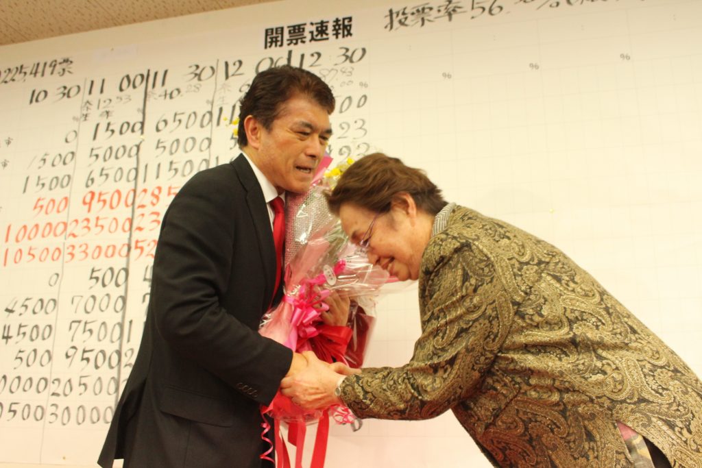 悲願の選挙区初当選を果たし、感極まった表情で花束を受け取る小林茂樹氏