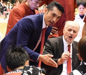 ゲーム中、ジェリコ・ヘッドコーチ(右)の指示を同時通訳する仲西・通訳兼スキルコーチ