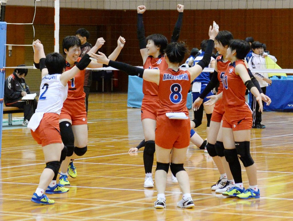 【奈良女子-奈良文化】優勝を決め、喜びを爆発させる奈良女子の選手=桜井市(水島啓輔撮影)